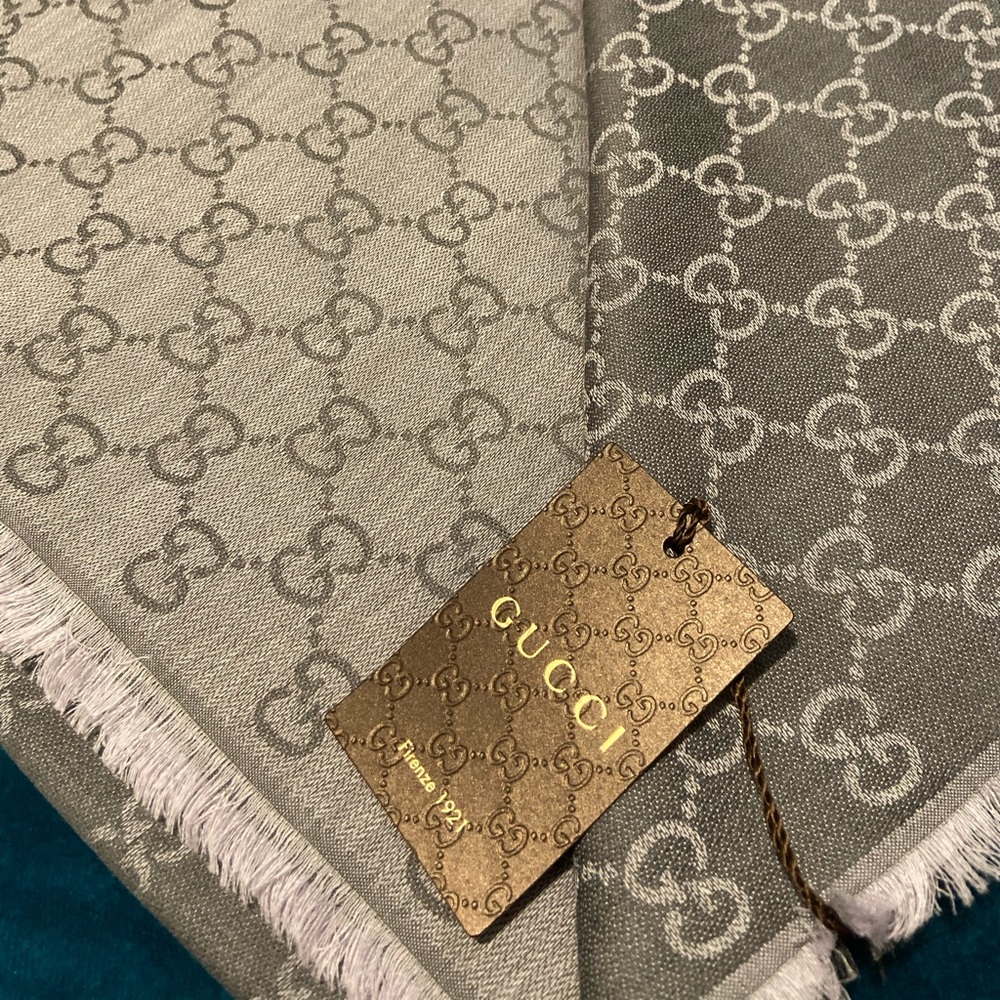 🦋Authentic Gucci Shawl/Scarf🦋